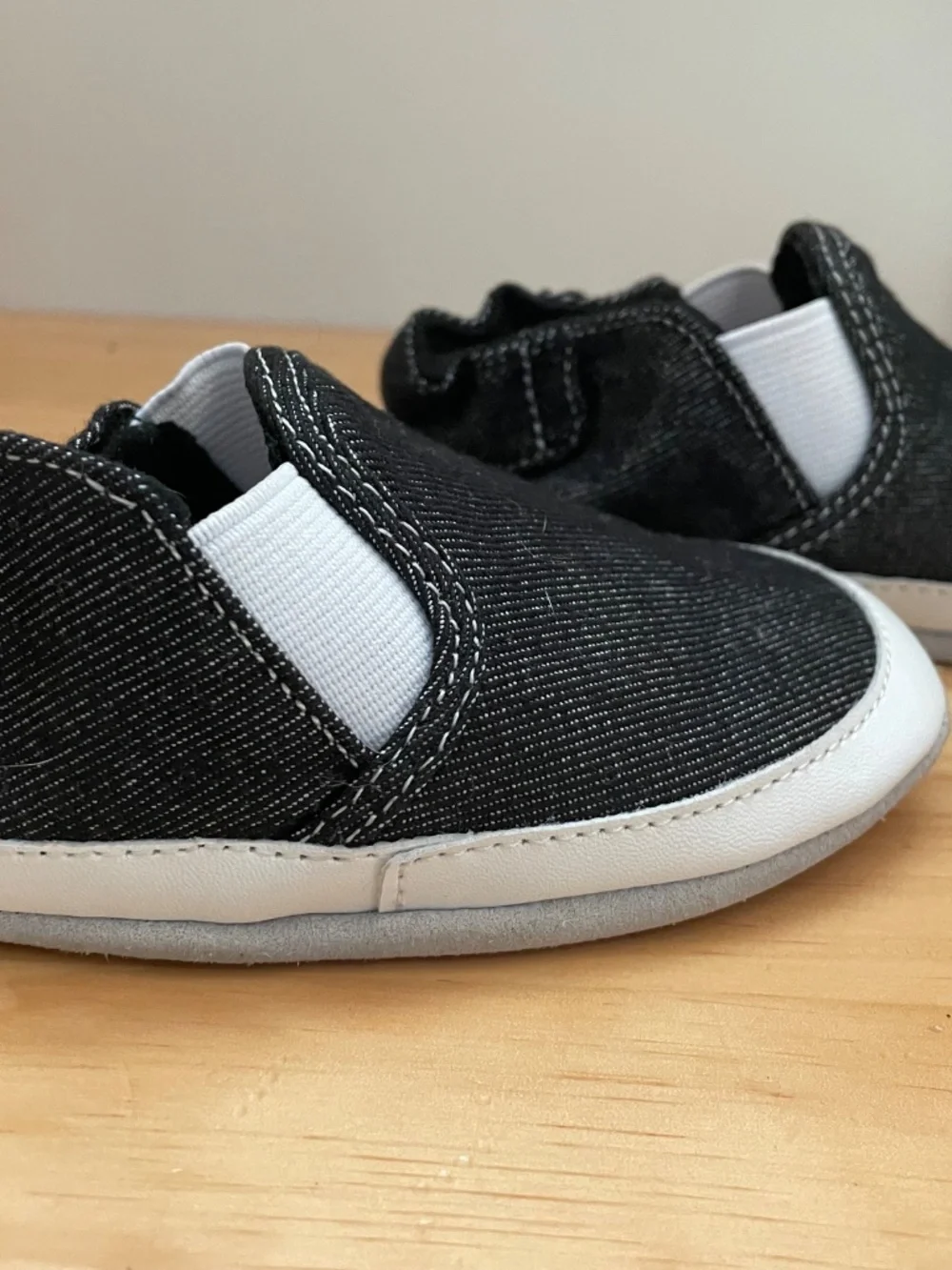 Robeez moccasin black 18-24mo